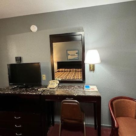 Pratt Budget Inn Экстерьер фото